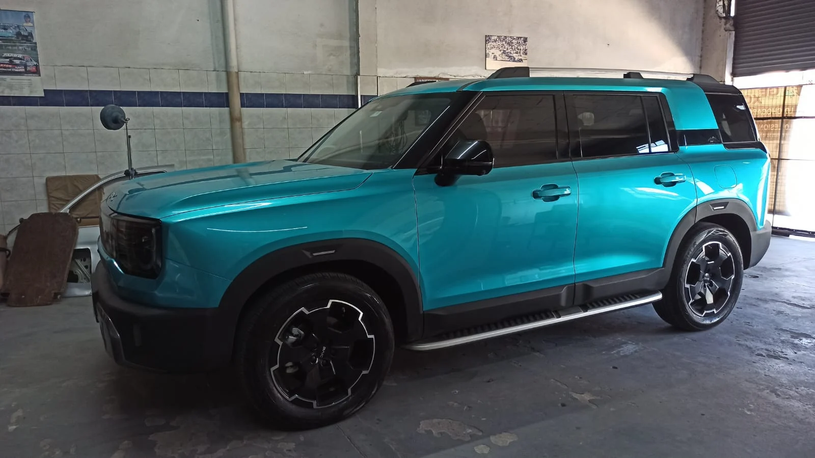 Vehículo premium en cabina de pintura profesional